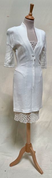 null 库尔日(Courrèges)的味道

白色针织和格子花纹连衣裙，前面有拉链，用纽扣封口。