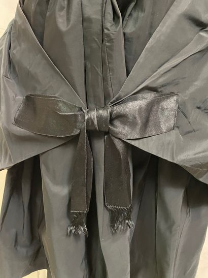 null 迪奥(归属)

黑色丝绸塔夫绸的鸡尾酒裙，大无袖船形领口。裙子底部的褶皱在前面被两个大蝴蝶结抓住，在后面被一条黑色缎带抓住。

尺寸38