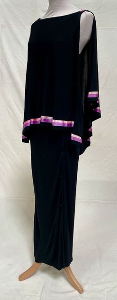 null Bernard PERRIS

黑色针织长裙，左侧由六个纽扣覆盖，顶部有垂坠的菲楚效果，边上有粉色和帕尔马缎。

(正面有污点)。