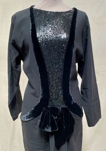 null 路易斯-费罗德

黑色绉绸鸡尾酒裙。透明半身裙绣有黑色亮片，用黑色天鹅绒装饰，以蝴蝶结收尾。

尺寸44。

很少有污点