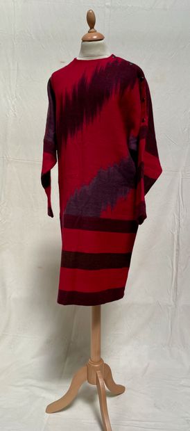 null LANVIN 

Modèle Algesnas (?)

Robe en lainage rouge et violet à manches longues...