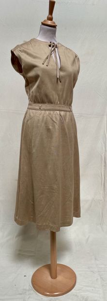 null LOUIS FERRAUD PARIS

Sleeveless dress in taupe jersey, knotted collar and marked...