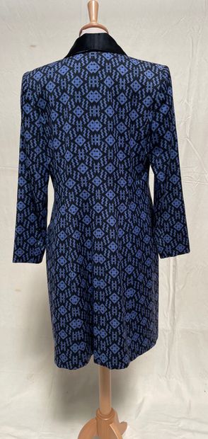 null 巴黎兰文

蓝色和黑色的长燕尾服外套，有几何装饰，黑色缎子领子衬里。