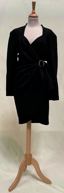 null Yves Saint Laurent Rive Gauche

Petite robe en crêpe noir à grand décolleté...