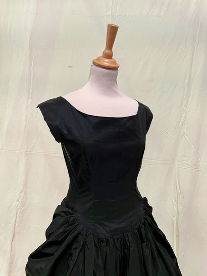 null Dior (attribuée à)

Robe de cocktail en taffetas de soie noire, grand décolleté...