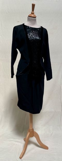 null 路易斯-费罗德

黑色绉绸鸡尾酒裙。透明半身裙绣有黑色亮片，用黑色天鹅绒装饰，以蝴蝶结收尾。

尺寸44。

很少有污点