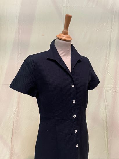 null Givenchy boutique

Navy blue dress with a small point collar, closed on the...