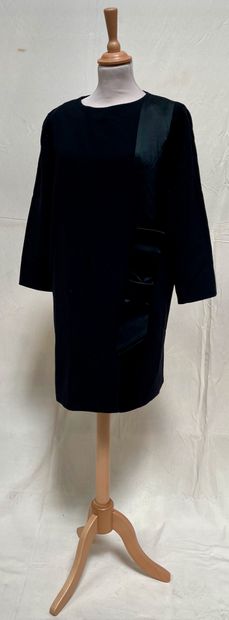 null 皮埃尔-卡丹(PIERRE CARDIN)

黑色绉绸和缎子连衣裙，长袖和小船领，后面有拉链。