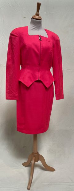 null Thierry MUGLER

Coral pink wool suit with a zip fastening on the front.

Size...