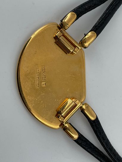 null HERMES 

Collier en cuir et métal doré et pendentif à décor émaillé d’une lyre...