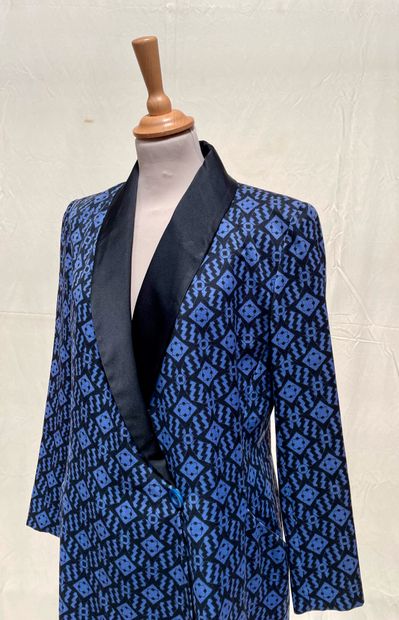 null 巴黎兰文

蓝色和黑色的长燕尾服外套，有几何装饰，黑色缎子领子衬里。