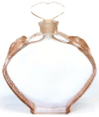 RENE LALIQUE VIOLET Modèle « Niobé ». Flacon en verre blanc soufflé moulé décoré...