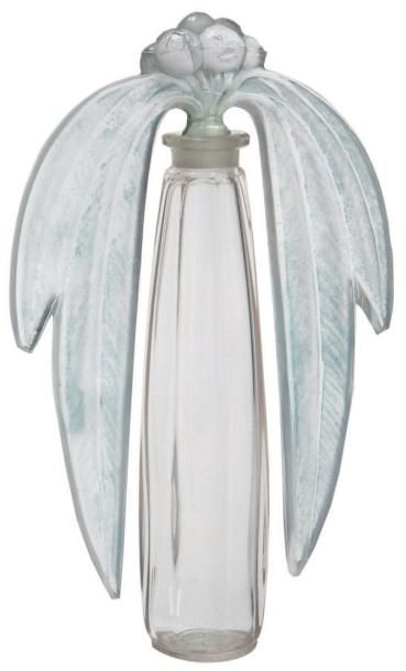 RENÉ LALIQUE Flacon bouchon « Eucalyptus ». Flacon en verre blanc, corps soufflé...