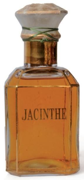 GUERLAIN « Jacinthe ». Flacon en verre modèle flacon carré titré sur une face Jacinthe...