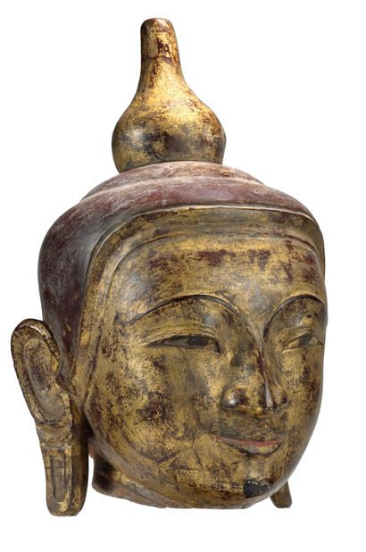 BIRMANIE - XIXe siècle Grande tête de bouddha en pierre laquée, souriant légèrement,...