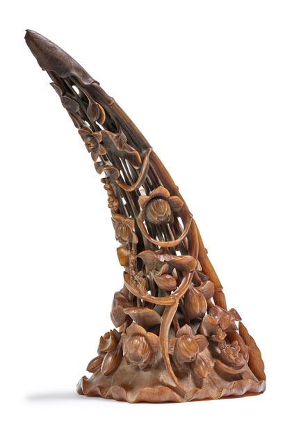 CHINE - XIXe siècle 
Grande corne de rhinocéros en forme de fleur de lotus et sculptée...