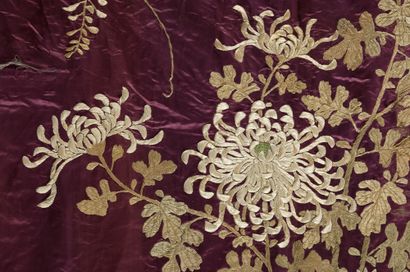JAPON - XIXE SIÈCLE Ensemble de deux textiles en soie violette, brodés aux fils polychromes...