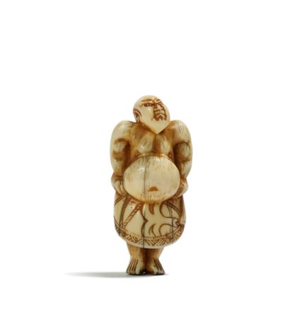 JAPON - Epoque MEIJI (1868 - 1912) Ivory Netsuke, Sumo standing with arms at the...