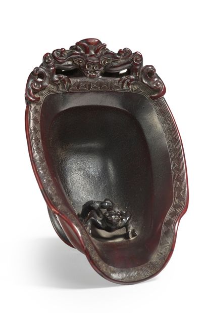 CHINE - XVIIe siècle Très belle coupe libatoire en corne de rhinocéros foncée, à...