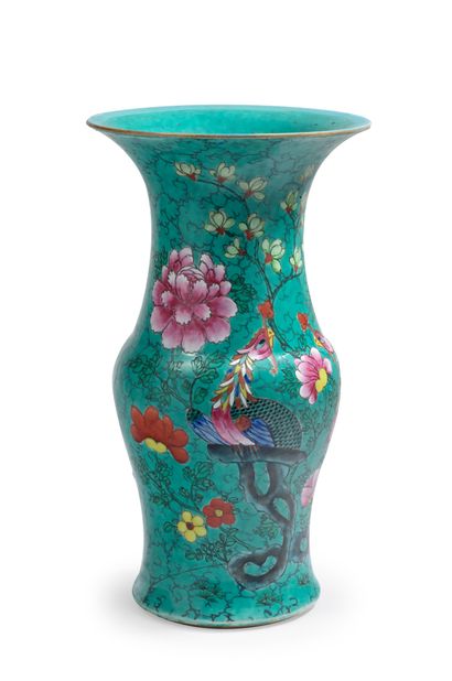 CHINE - Début XXe siècle Vase of horn-shaped porcelain enamelled polychrome of a...