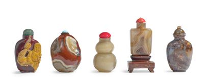 CHINE - XIXe/XXE siècle Five snuff bottles :
- One of double gourd shape in blond...