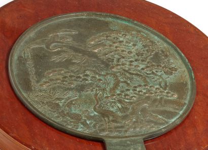 JAPON - Epoque MEIJI (1868 - 1912) Kagami (miroir à main) en bronze à patine verte...
