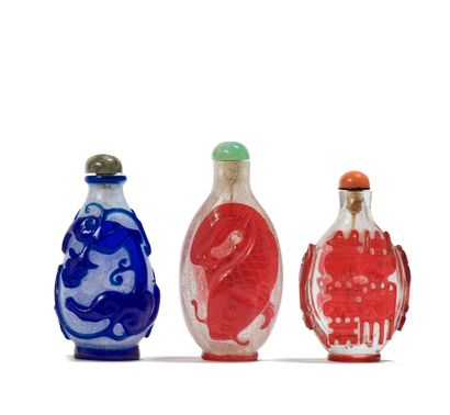 CHINE - XIXe et XXe siècle Three overlay glass snuff bottles:
- One piriform in blue...