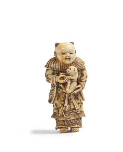 JAPON - Fin Époque EDO (1603 - 1868) * Netsuke en ivoire, karako debout jouant avec...