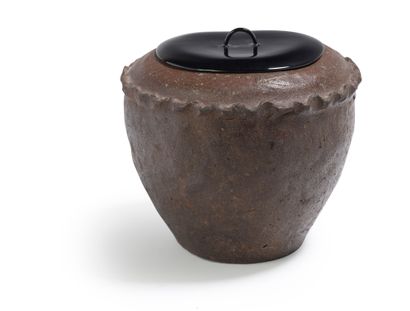 JAPON - Fin Epoque MOMOYAMA (1573 - 1603)/Début Epoque EDO (1603 - 1868) 水石（冷水壶），由无釉棕色石器制成，肩部有浮雕的波浪装饰，盖子为黑漆。(小事故，盖子已拆)
高17,1厘米。
木箱。
展览：2011年在弗莱辛的Keramion（德国）展出，并在目录中转载了Momoyama...