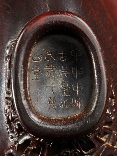 CHINE - XVIIe siècle 
Très belle coupe libatoire en corne de rhinocéros foncée, à...