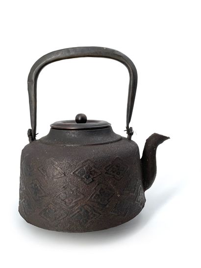 JAPON - Epoque MEIJI (1868 - 1912) Théière (tetsubin) en fonte de fer à décor en...