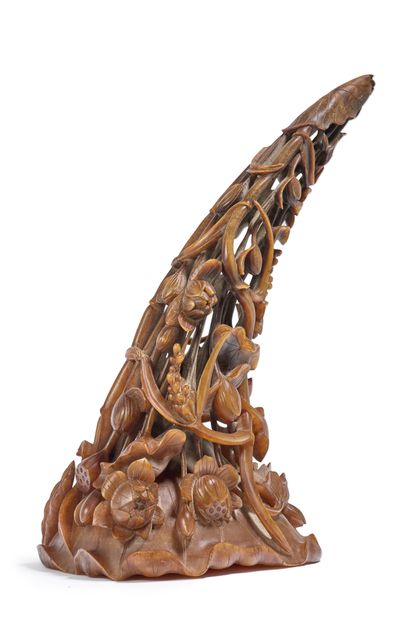 CHINE - XIXe siècle 
Large rhinoceros horn in the shape of a lotus flower and carved...