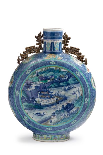 CHINE, Canton - Fin XIXe siècle Large blue and polychrome enamelled porcelain flask...