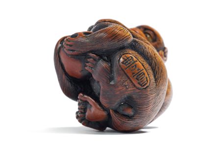 JAPON - XIXE SIÈCLE Wooden netsuke, two monkeys, their hair finely chiseled, the...