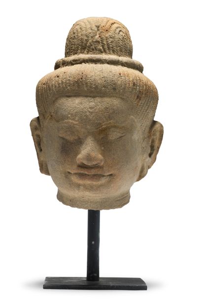 CAMBODGE - Période khmère, BAPHUON, XIe siècle Tête de bouddha en grès, souriant,...