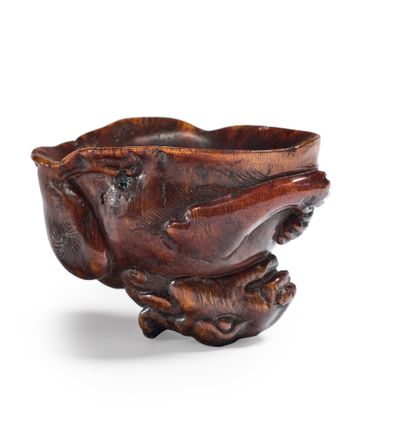 CHINE - XVIIe/XVIIIe siècle 
Charming rhinoceros horn libation cup in the shape of...