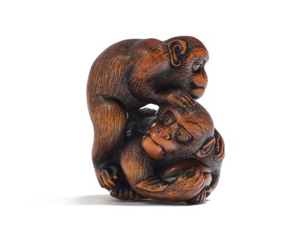 JAPON - XIXE SIÈCLE 木制网签，两只猴子，它们的头发被细细地凿过，眼睛里镶嵌着金色的角，一只爬到另一只的背上，试图偷取一个被嫉妒的桃子。
，署...