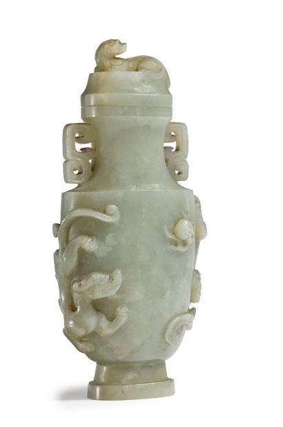 CHINE - XIXe siècle Vase couvert sur piédouche en néphrite céladon à décor sculpté...