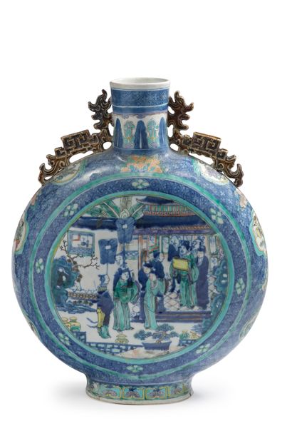 CHINE, Canton - Fin XIXe siècle Large blue and polychrome enamelled porcelain flask...