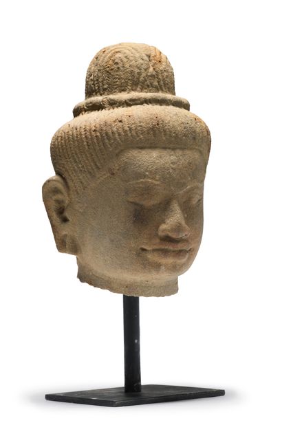 CAMBODGE - Période khmère, BAPHUON, XIe siècle Tête de bouddha en grès, souriant,...