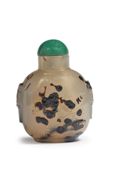 CHINE - XIXe siècle A grey agate snuff bottle of rectangular shape, partly carved...