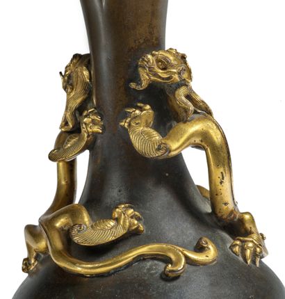 CHINE - Fin Epoque MING (1368 - 1644), XVIIe siècle 
Exceptionnel vase de forme suantouping...