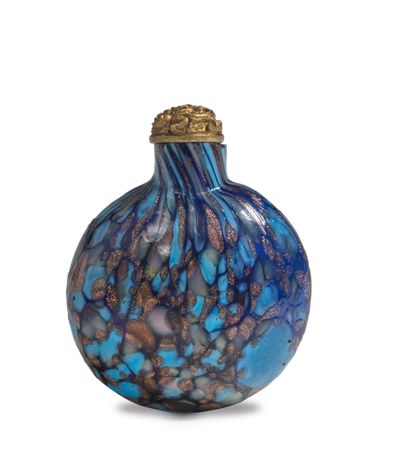 CHINE Snuff bottle of round form out of glass aventuriné, blue sky and blue night....