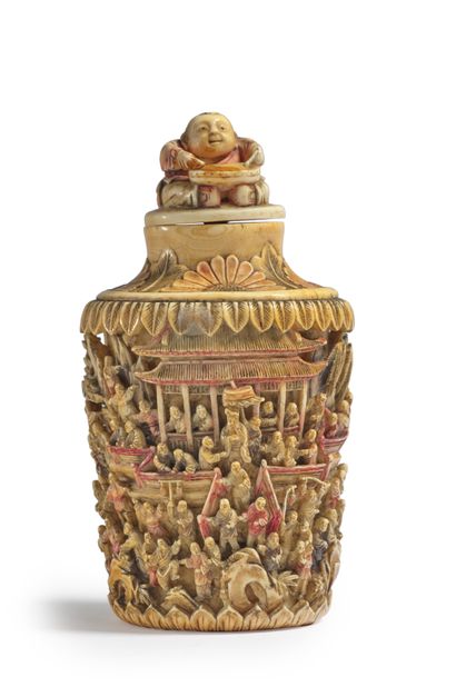 CHINE - Début XXe siècle * Ivory snuffbox bottle with traces of polychromy with carved...