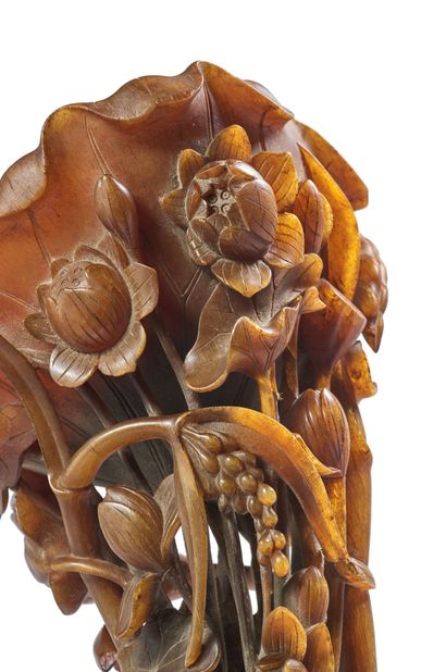 CHINE - XIXe siècle 
Grande corne de rhinocéros en forme de fleur de lotus et sculptée...