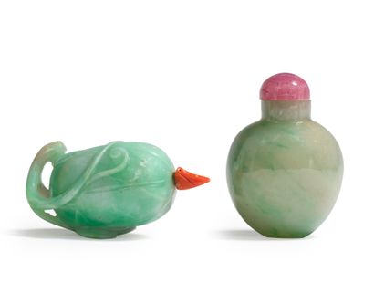 CHINE - XIXe et XXe siècle Two jadeite snuff bottles, one in the shape of a cucurbit...