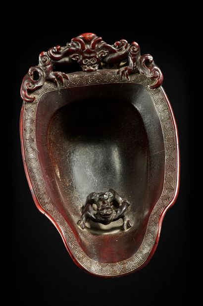 CHINE - XVIIe siècle 
Très belle coupe libatoire en corne de rhinocéros foncée, à...