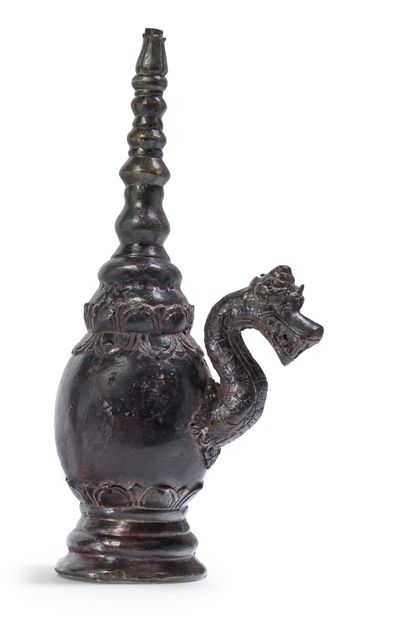 INDONESIE, JAVA - XIXe siècle Kundika (verseuse à eau) en bronze à patine brune,...