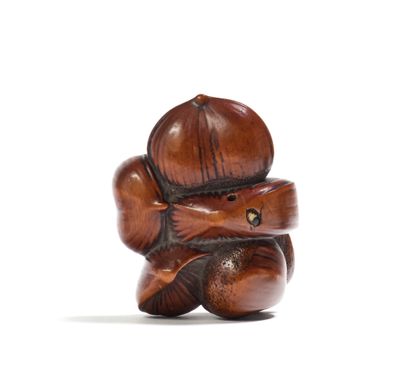 JAPON - XIXE SIÈCLE Boxwood netsuke, heap of chestnuts, a worm in ivory. Unsigned.
L....