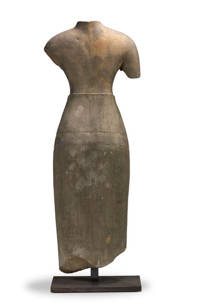 CAMBODGE - Période khmère, BAPHUON, XIe siècle Torse d'Uma (divinité féminine) en...